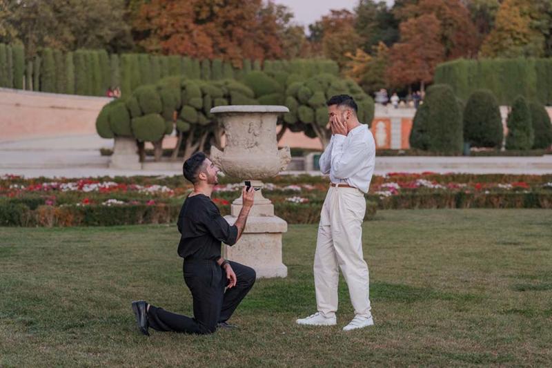 Secret proposal moment captured paparazzi style in Madrid